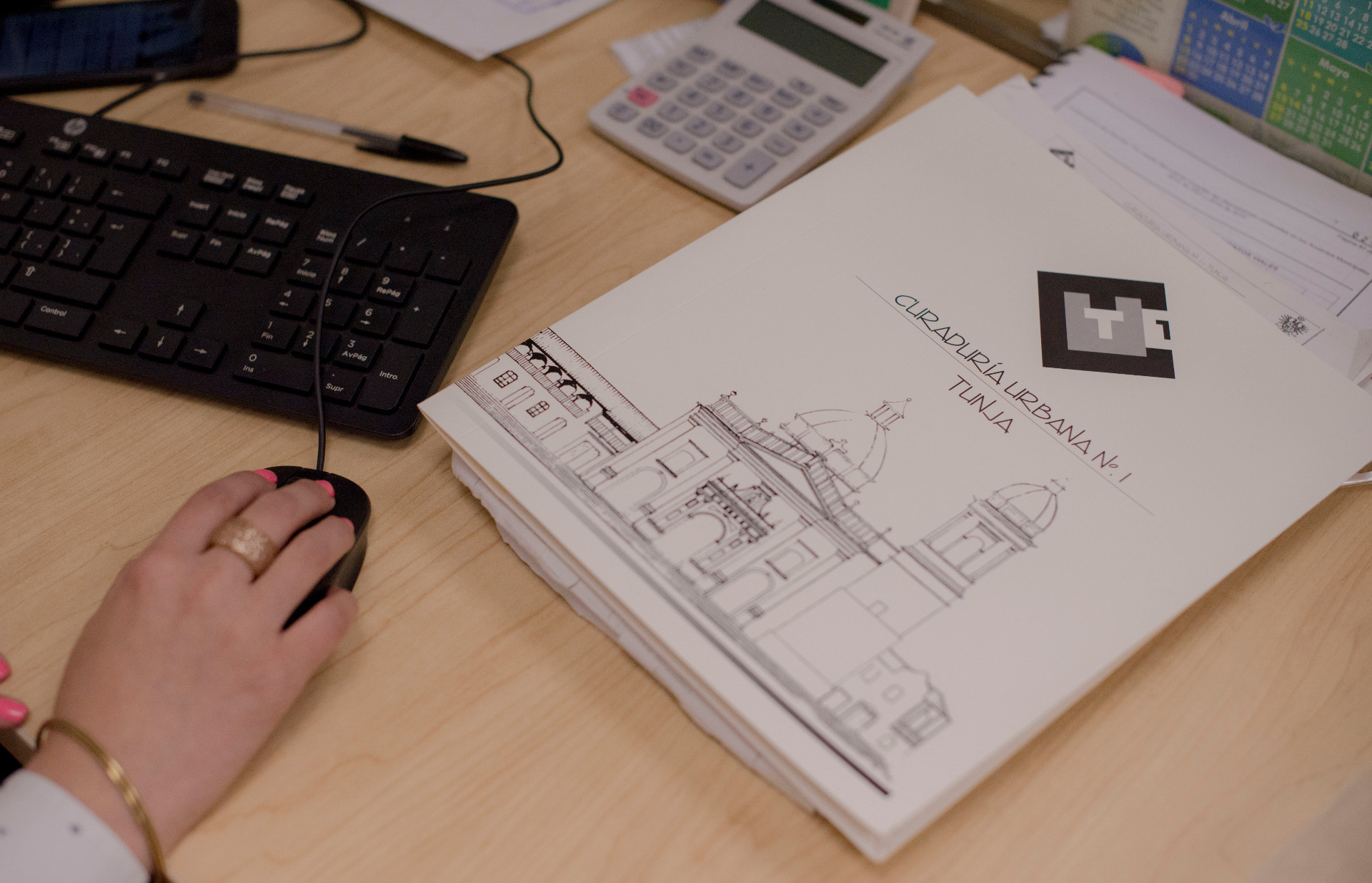 Escritorio con carpeta de la curaduria urbana